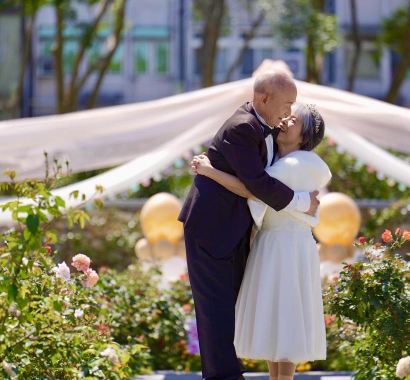 金婚夫妻偕手 臺北玫瑰園訴恩愛