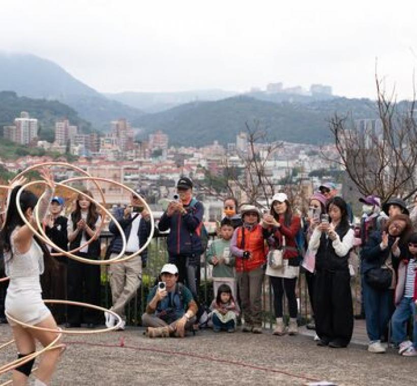 特技舞蹈呼拉圈「圈動奇蹟」配合花季活動，以「花の一生」為主題帶來精美表演。