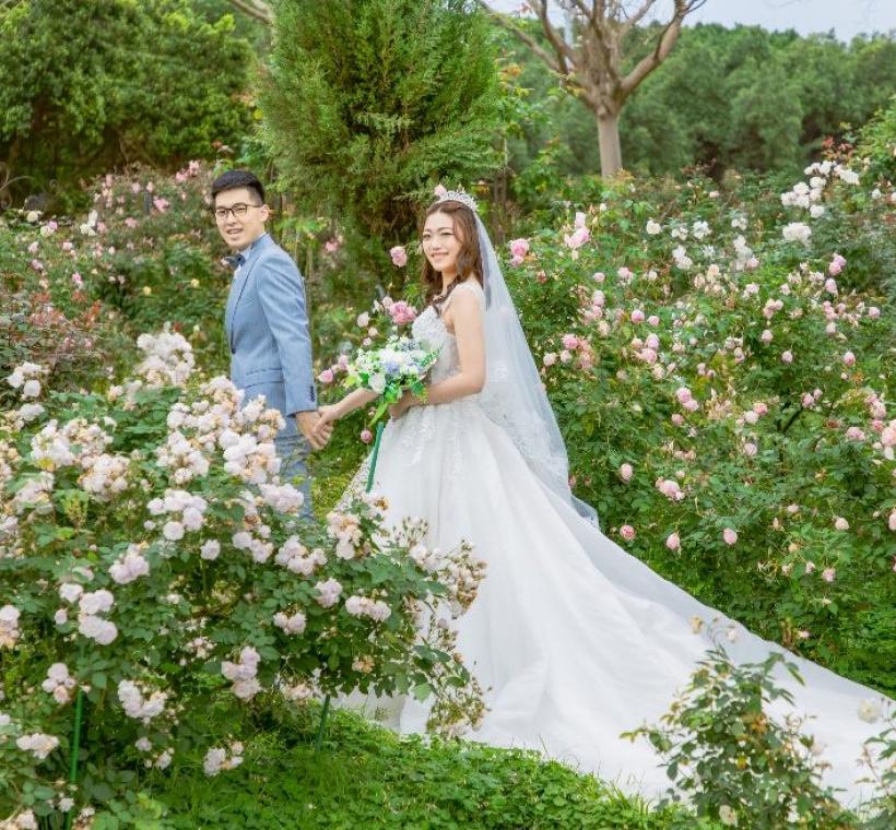 新人朋友來到臺北玫瑰園取景拍攝婚紗照