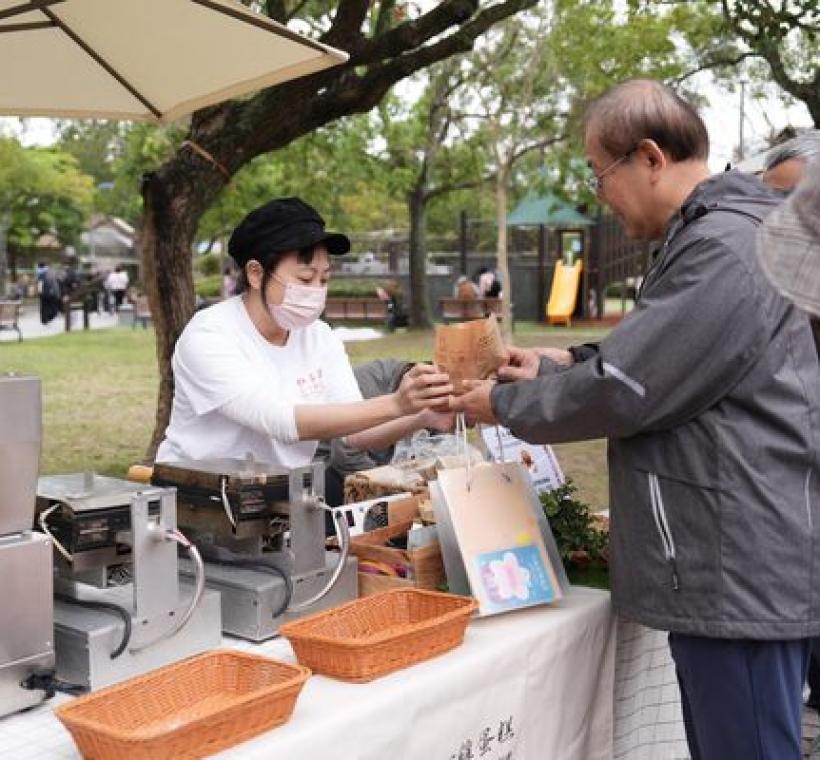 現場備有各式美食餐車，在公園賞花後不妨休息一下，悠閒享用美食。