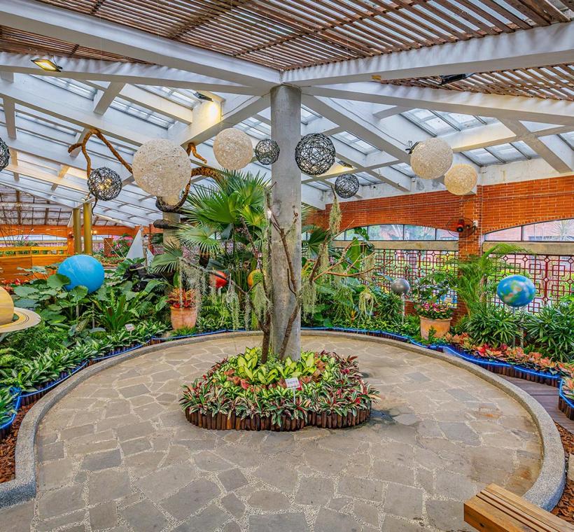 七大行星與花藝交織出壯闊的景致