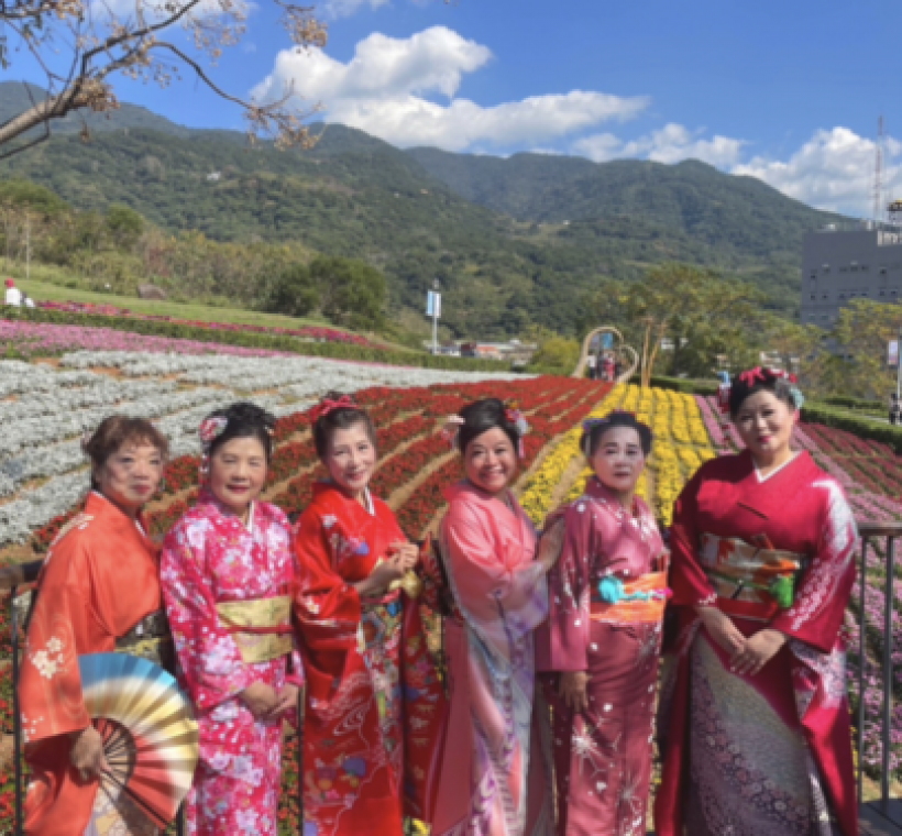 民眾穿著特約店家 柚の館・新北投日式浴衣租借 之浴衣，於三層崎花海拍照，展現賞花行程延伸至北投街區的順遊體驗。