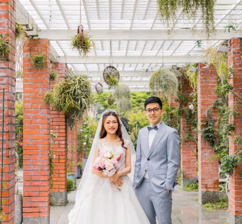 五彩玫瑰園區的綠植花廊，光線剛好、妝點剛好，異國氛圍拉滿！