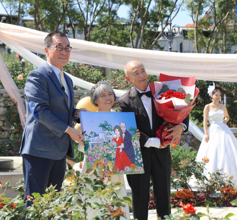 李四川副市長為金婚夫妻獻上祝福及似顏繪