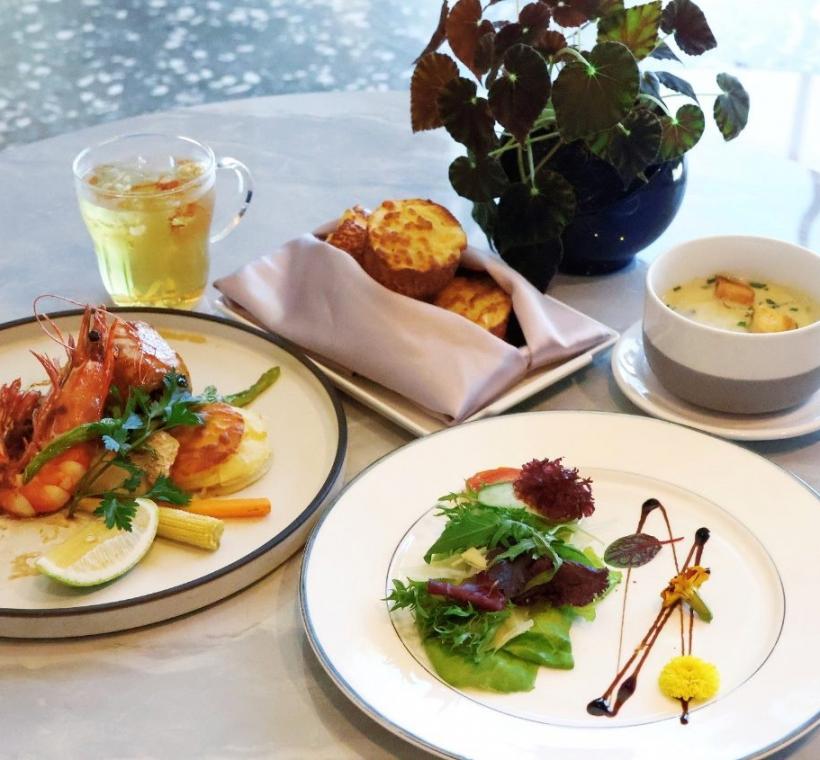  呼吸之間餐廳推出的「金運菊花風味餐」，以在地農產結合創意料理，包括開胃沙拉、菊花海鮮湯到主菜海陸三拼