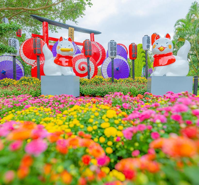 日本稻荷神使狐狸坐落於花叢間