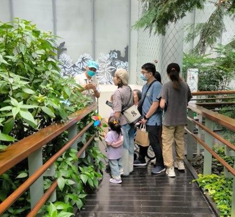 圖9.志工老師帶領民眾認識溫帶植物區。