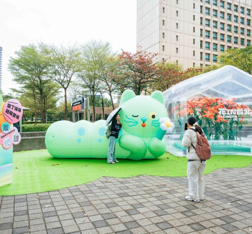 巨型園丁「喵喵」氣偶軟萌療癒，吸引民眾合照