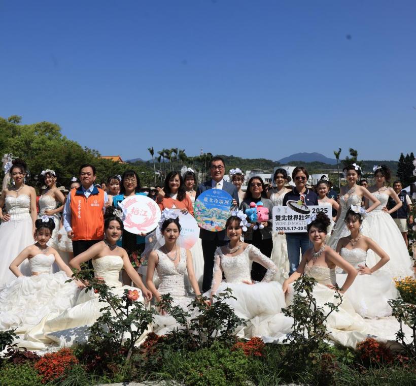 李四川副市長與稻江護專校長、家長會長及學生合影