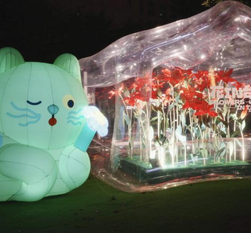 「春之幻境溫室」在夜間發光，成為城市焦點