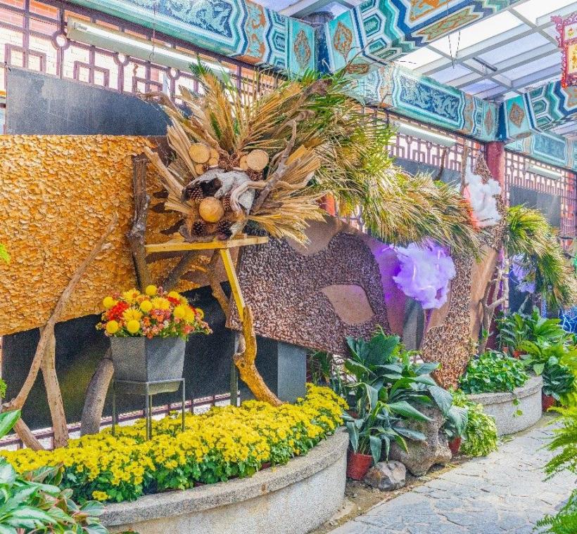 東方動物園展區呼應龍年，以全自然媒材打造出騰雲駕霧的龍