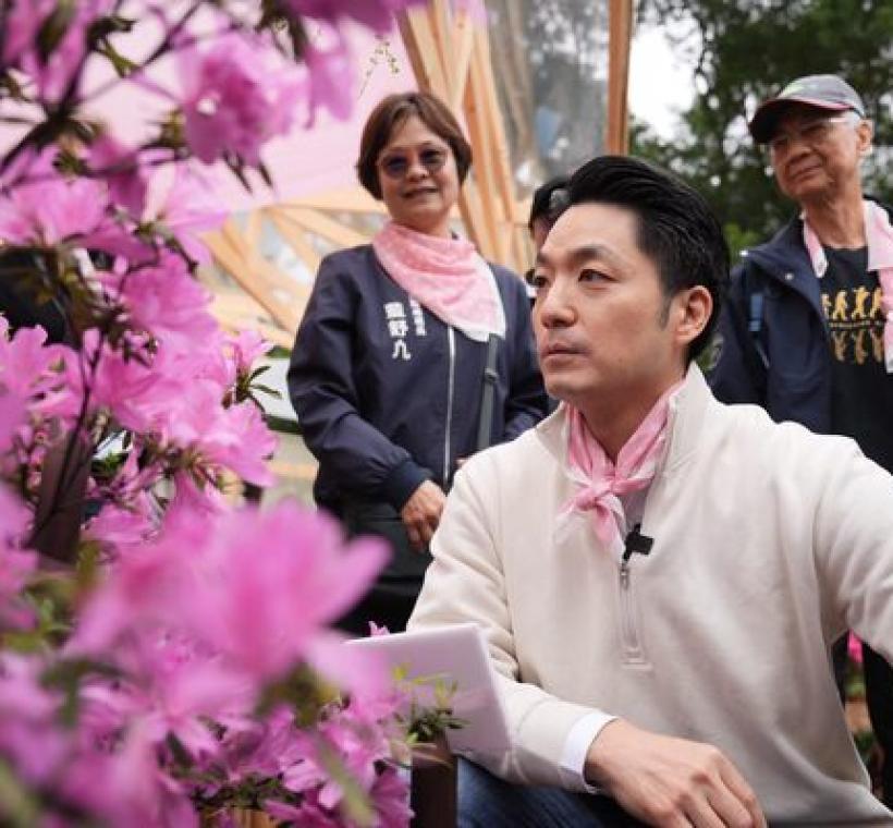 臺北市長蔣萬安與民眾共同體驗花季主題遊戲市集