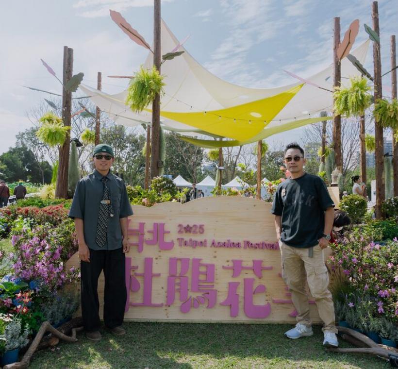 藝術裝置「安森之冠」與「春之聲音樂步道」的創作者王宏亨、王品淮於活動現場合影，打造花季結合音樂與空間設計的獨特魅力。