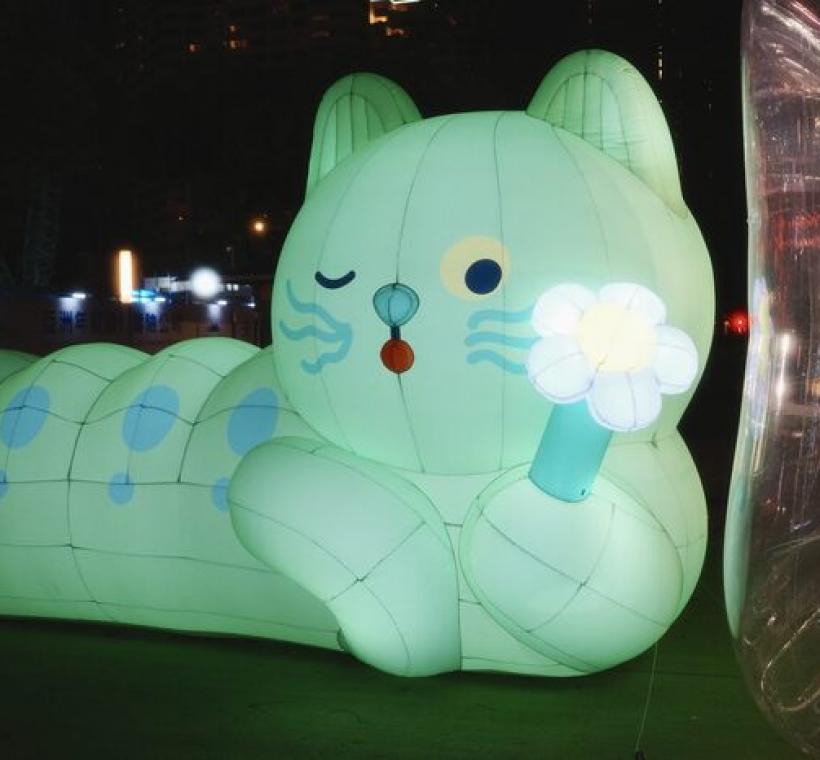 裝置藝術夜間點燈，更顯奇幻氛圍