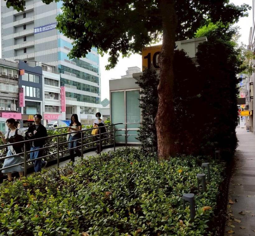 筆直羅漢松柔化捷運出入口，創造出寧靜過度空間，為企業ESG創立良好標竿