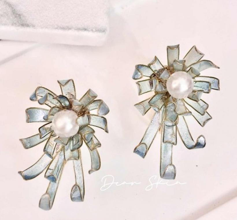 Dear Skin蒂絲手作坊的「暗香菊耳飾」，送禮自用兩相宜