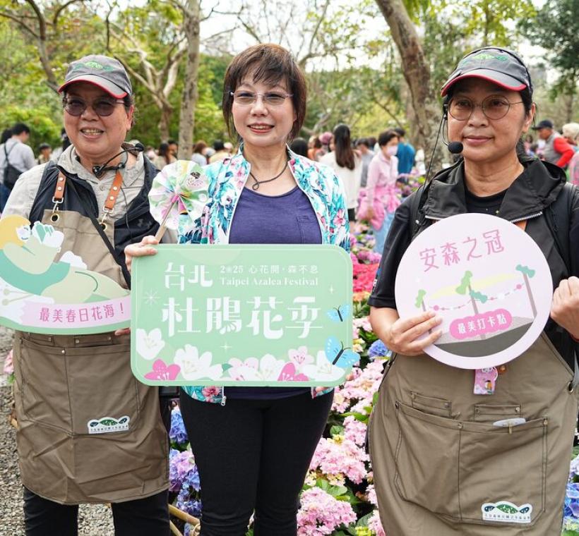 臺北市政府王玉芬副秘書長與杜鵑花心心志工合影