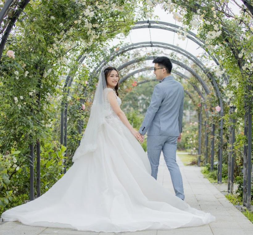 弧形花拱下綠葉襯白紗，牽著愛人的手顯得特別浪漫！