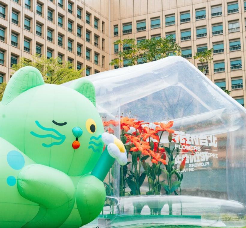 透明溫室內的巨型橘紅色百合細緻而擬真