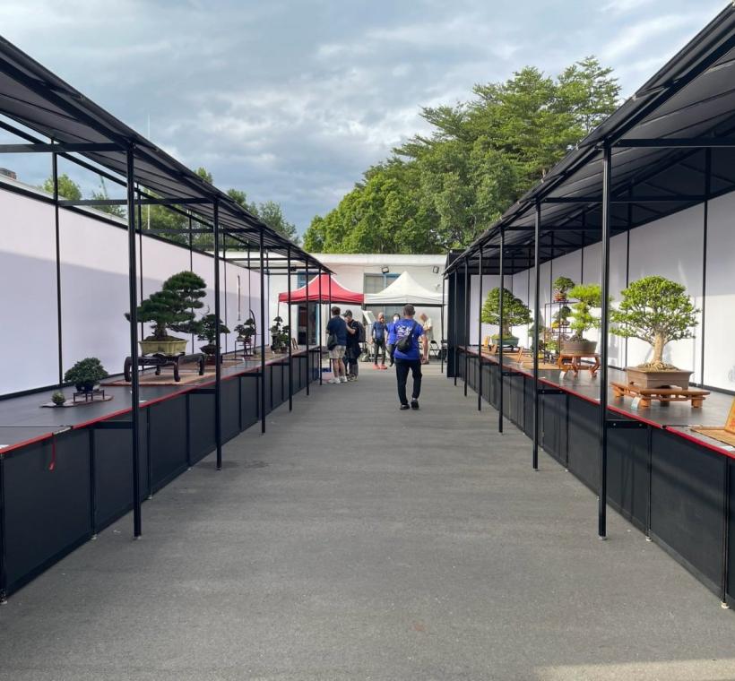 圖2.本次盆景展精選超過六十件由全台盆景栽培高手栽培的珍貴盆景，展現深厚功力與自然之美。
