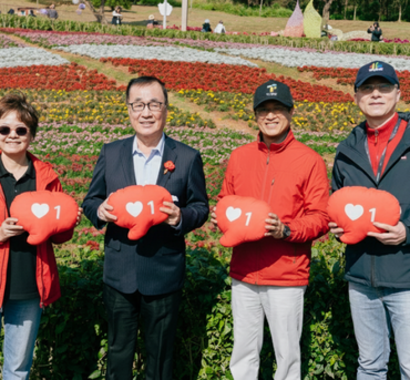 花色日系列活動「大紅之日」氛圍示意圖，以紅色服裝呼應春節意象，呈現民眾參與花海活動的熱鬧情境。