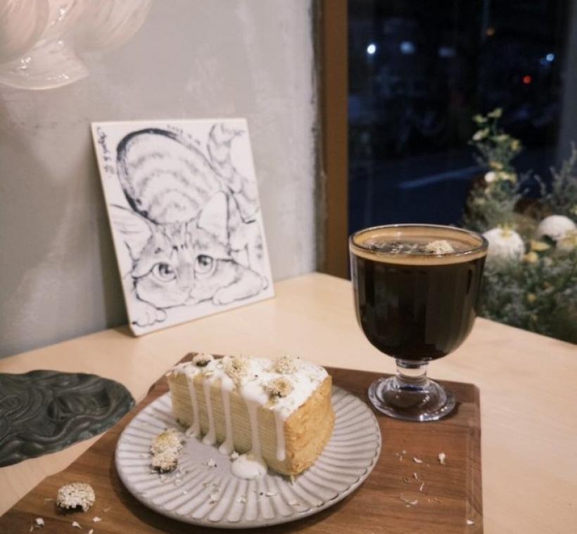 凹屋咖啡推出「菊韻食光套餐」，讓您能品嘗特調菊花美式及千層佐菊檬奶油蛋糕的絕佳風味