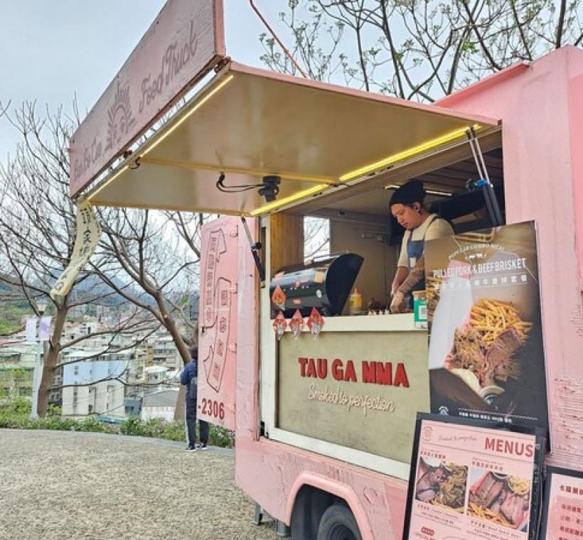 2025 年三層崎花海現場餐車畫面，Tau ga mma頭家嬤煙燻BBQ美式餐車。