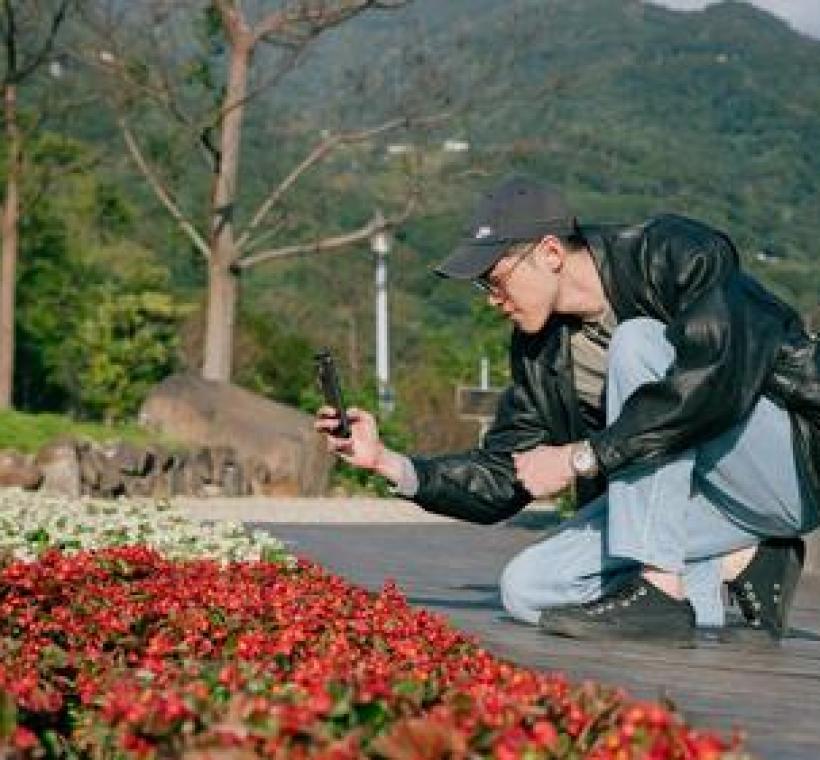 各色花卉交織而成彩色浪花海，成為許多民眾拍照、打卡的熱門景點。