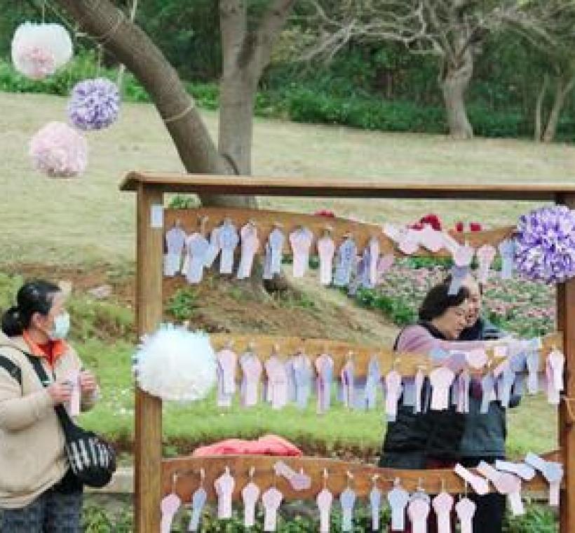 2025 三層崎彩色浪花海獨家亮點「三層祈──祈願小花卡」，來訪民眾寫下心願，打卡三層崎，為春日增添美好儀式感。（圖／擷取自活動紀實影片）