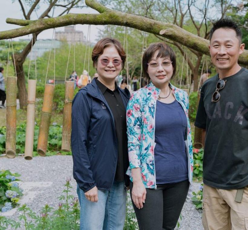 臺北市政府王玉芬副秘書長、公園處藍舒凢處長、藝術家王宏亨於「春之聲音樂步道」合照。