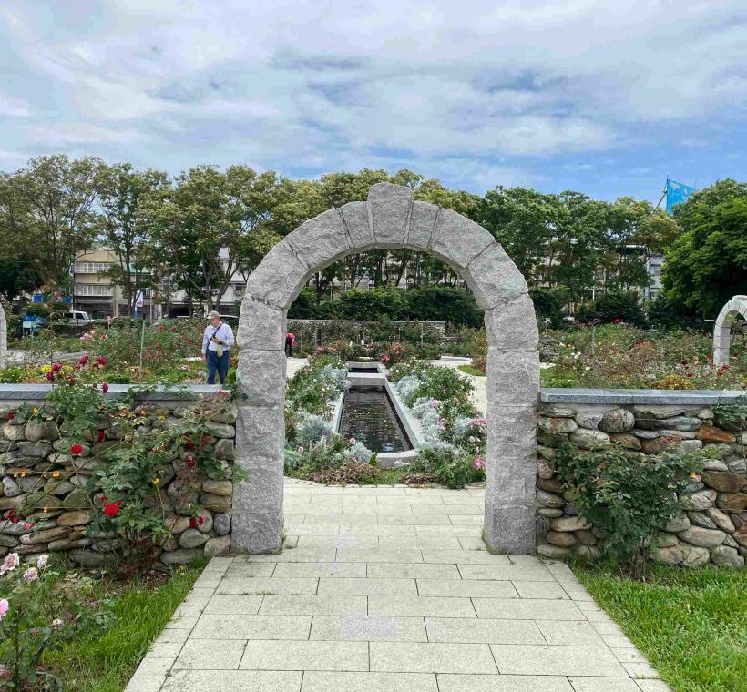 圖10從石頭拱門往秘密花園區取景，讓玫瑰、繽紛草花和光臘樹一同入鏡。