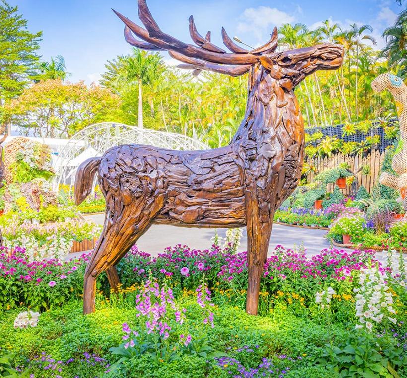 木作打造出昂首挺立於林間的梅花鹿