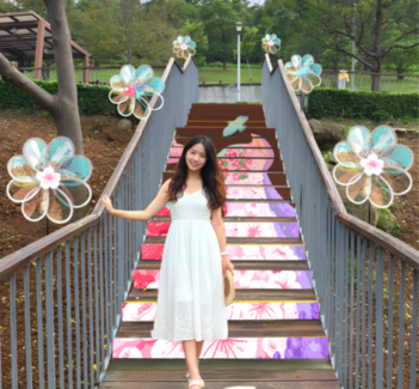 「花の階」特色打卡裝置示意圖，透過階梯圖樣呈現三層崎花海意象，象徵平安、希望與好運。