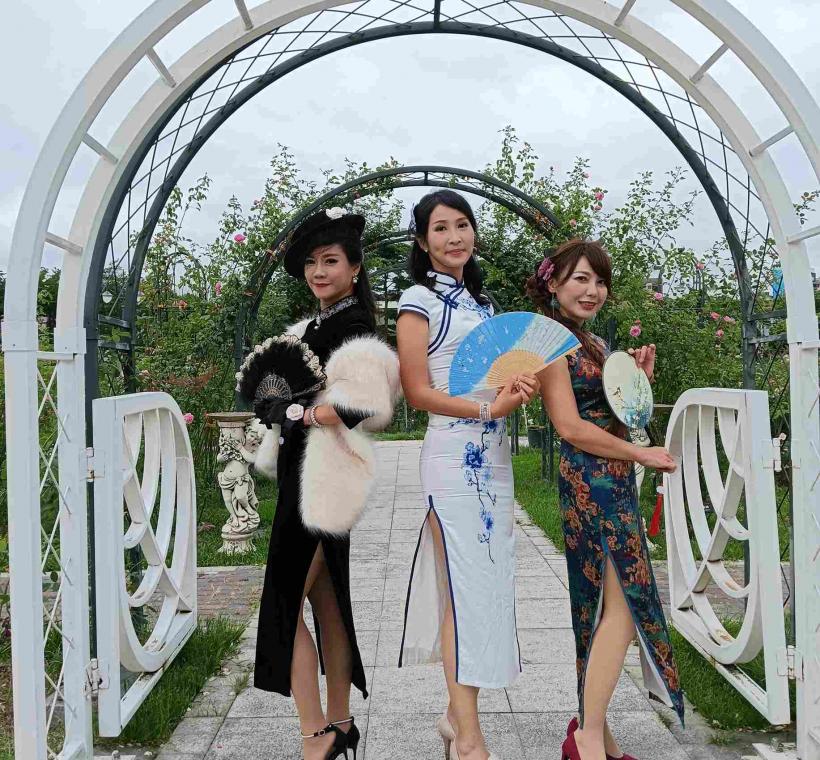 圖17臺北玫瑰園絕美的花海，吸引許多女性來訪拍下迷人的身影。